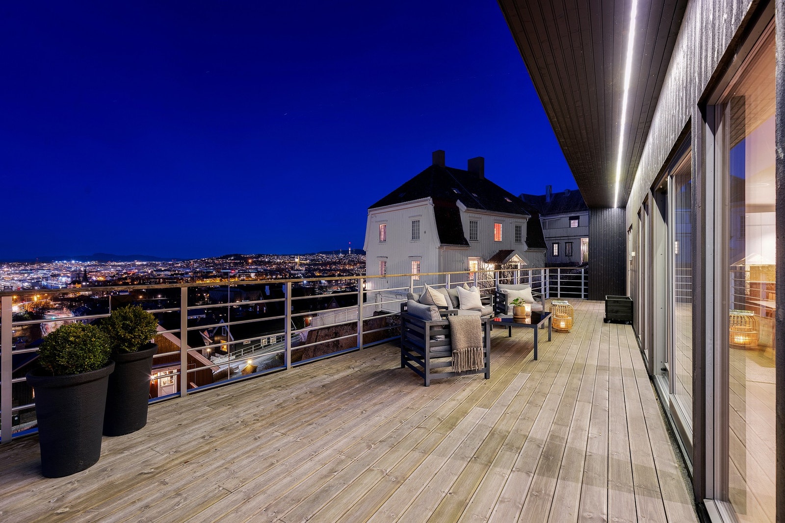 Stuen forlenges av en stor terrasse på 47 kvm med imponerende utsikt. Galleribilde