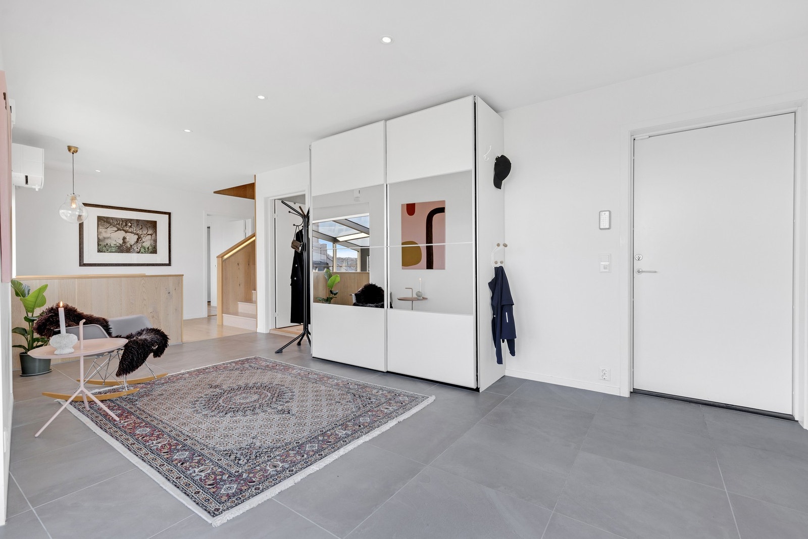 Her ligger boligens entré, med god plass til garderobeskap og egen inngang fra garasjen. Det er også to store boder i 2. etasje. Galleribilde