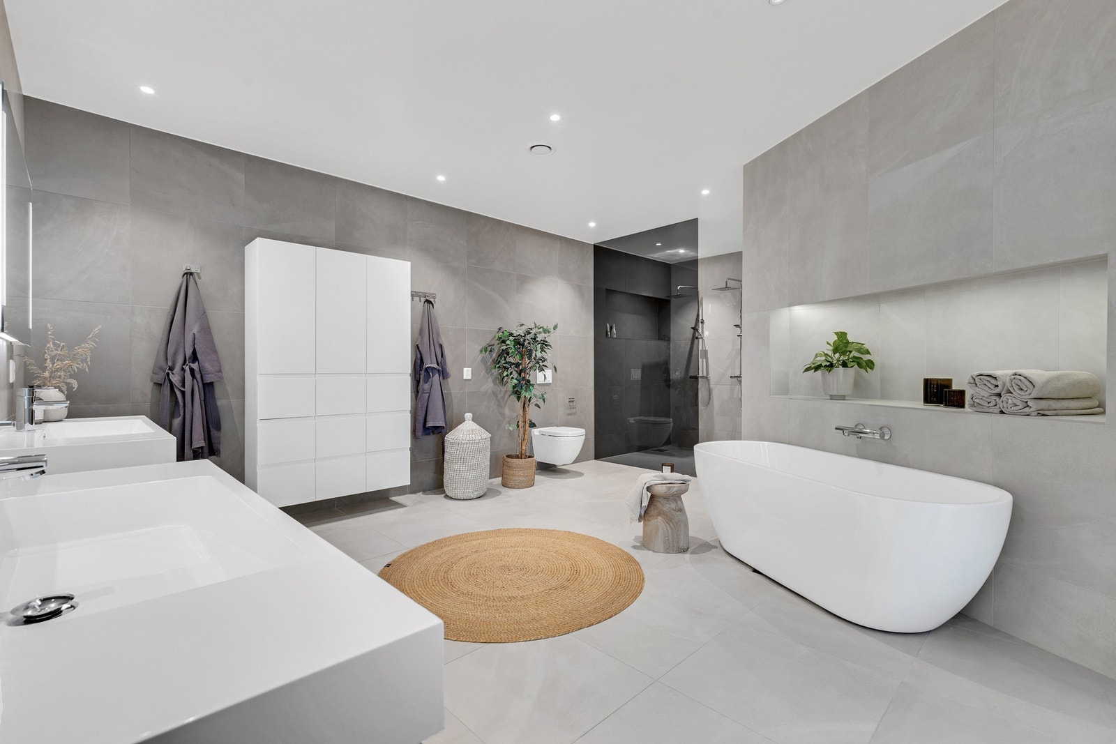 Flotte detaljer med innebygd hylle for dekor og baderomsartikler. Galleribilde