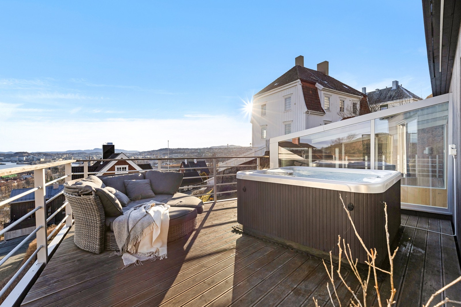 Boligens uteplasser har morgen- og formiddagssol. Galleribilde