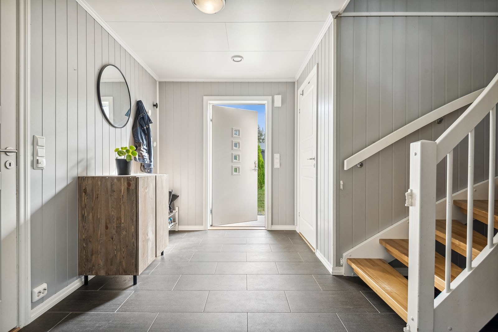 Du ønskes velkommen inn i en stor, lys og innbydende entré med plass til sko og oppheng av yttertøy. Fra entréen har du også adkomst til teknisk rom/bod. Galleribilde