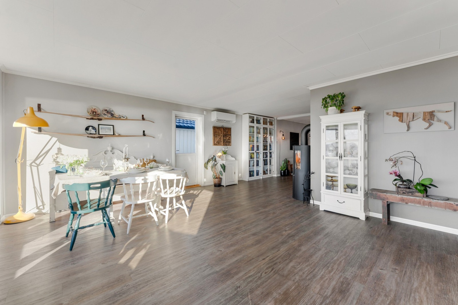 Stuen er meget romslig og har god plass for møblering - om det er et stort spiesbord, eller sittegruppe Galleribilde