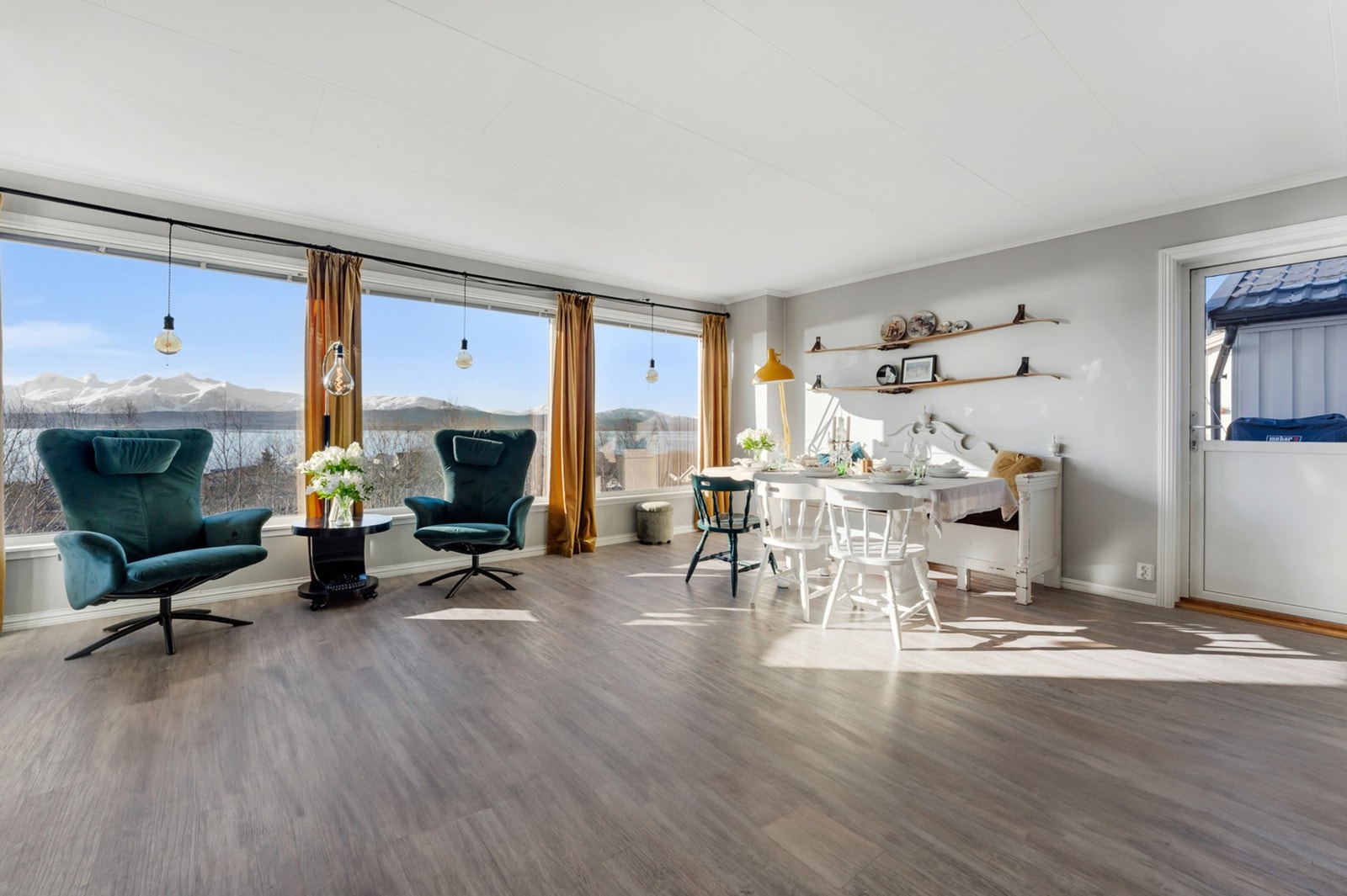 Nyt utsikten direkte mot sjøen og med Børvasstindan innrammet inn i vinduet Galleribilde