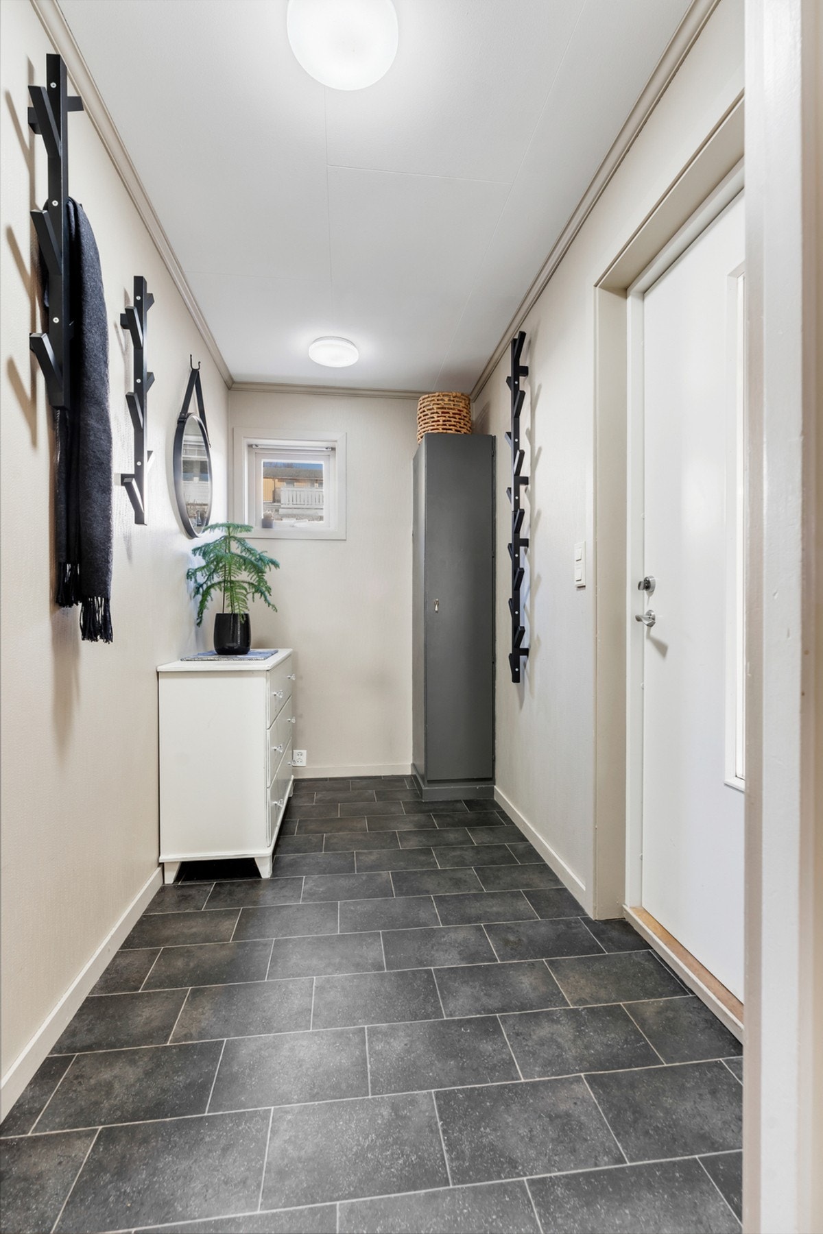 Velkommen inn - første som møter deg er et romslig vindfang med god plass for å henge fra seg klær Galleribilde