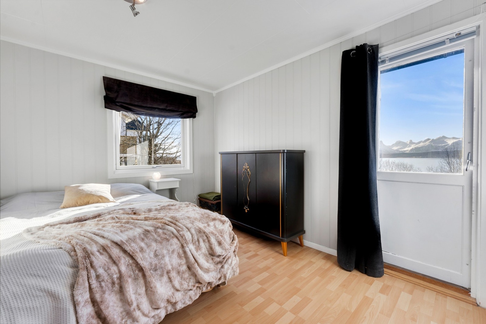 Soverom 1 i 1. etasje med utgang til balkong (balkongdøren er nylig byttet etter bildet ble tatt) Galleribilde