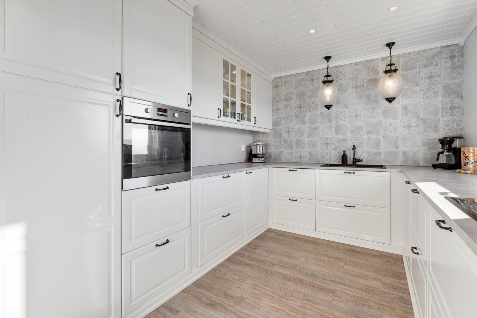 Romslig og tidløst kjøkkeninnredning med integrerte hvitevarer Galleribilde