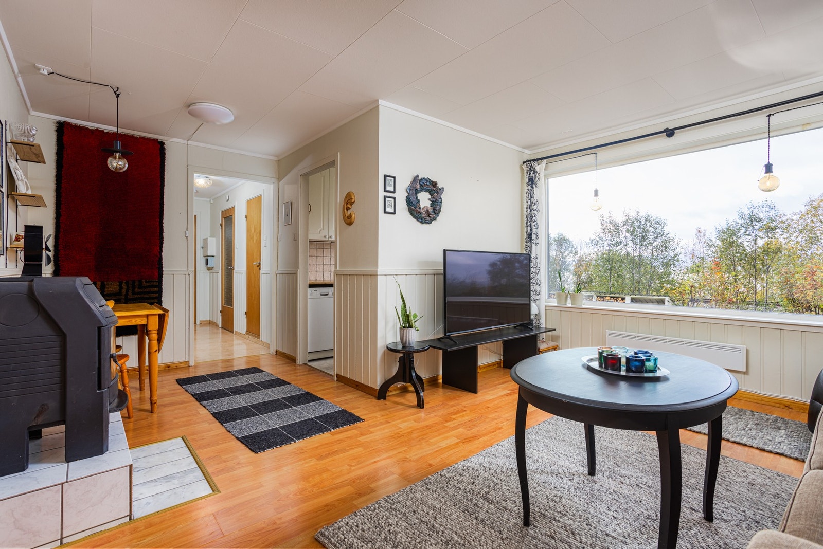 Utleiedel - stue med vedovn og god plass for sofa / spisebord Galleribilde