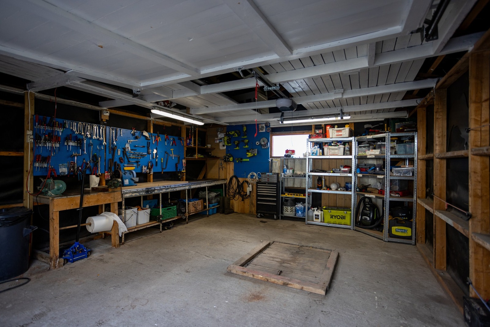 Garasje - god plass god plass for diverse utstyr. Her er det også montert el-billader Galleribilde