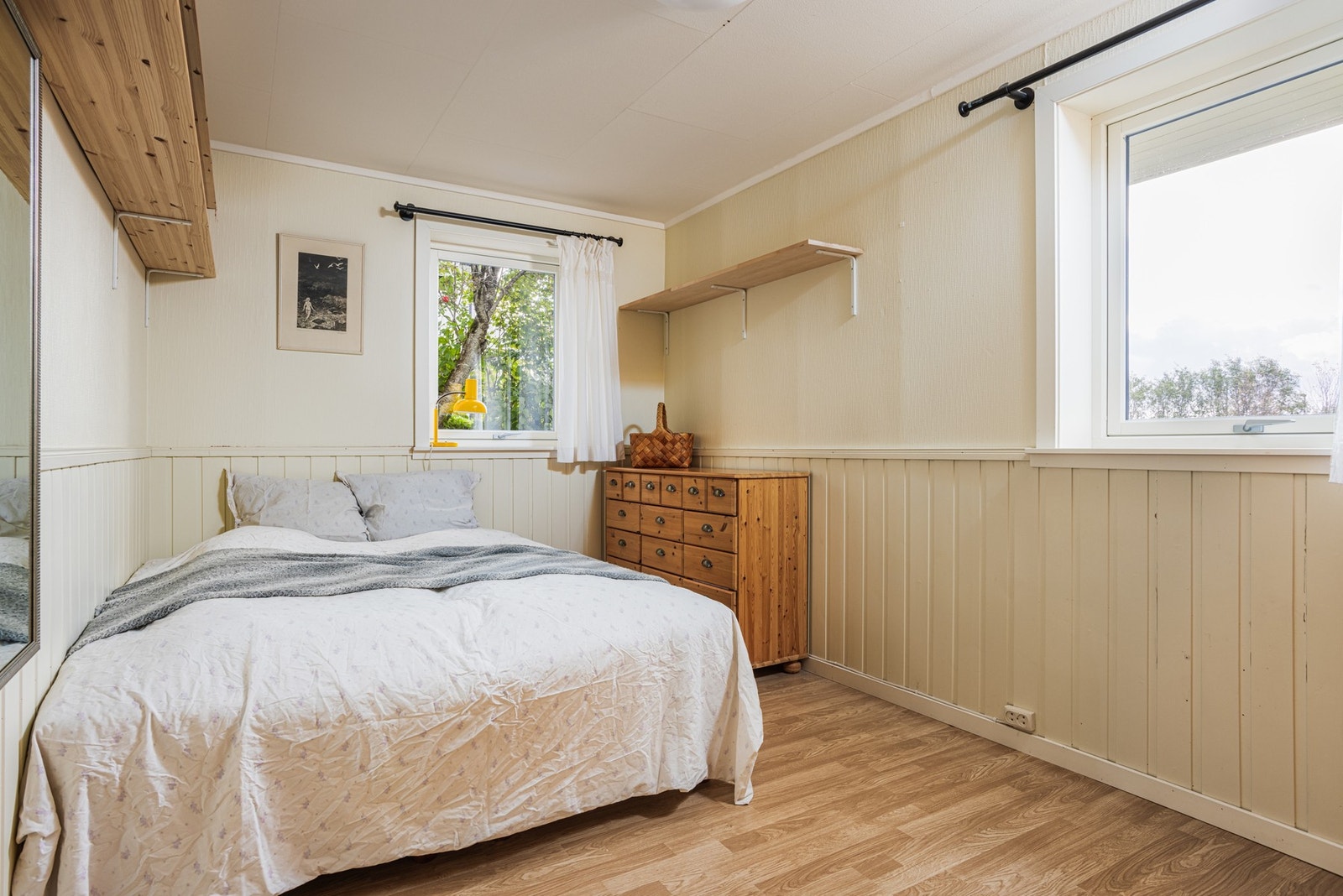 Utleiedel - romslig soverom med god plass for seng. Her er det også garderobeløsning Galleribilde