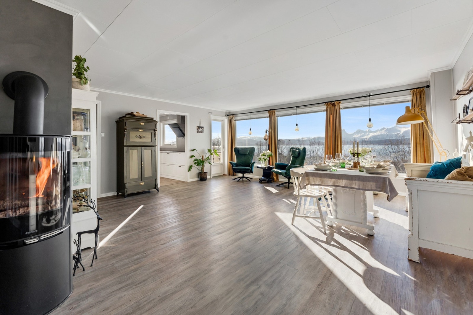 Stuen har store vindusflater som slipper inn rikelig med dagslys Galleribilde