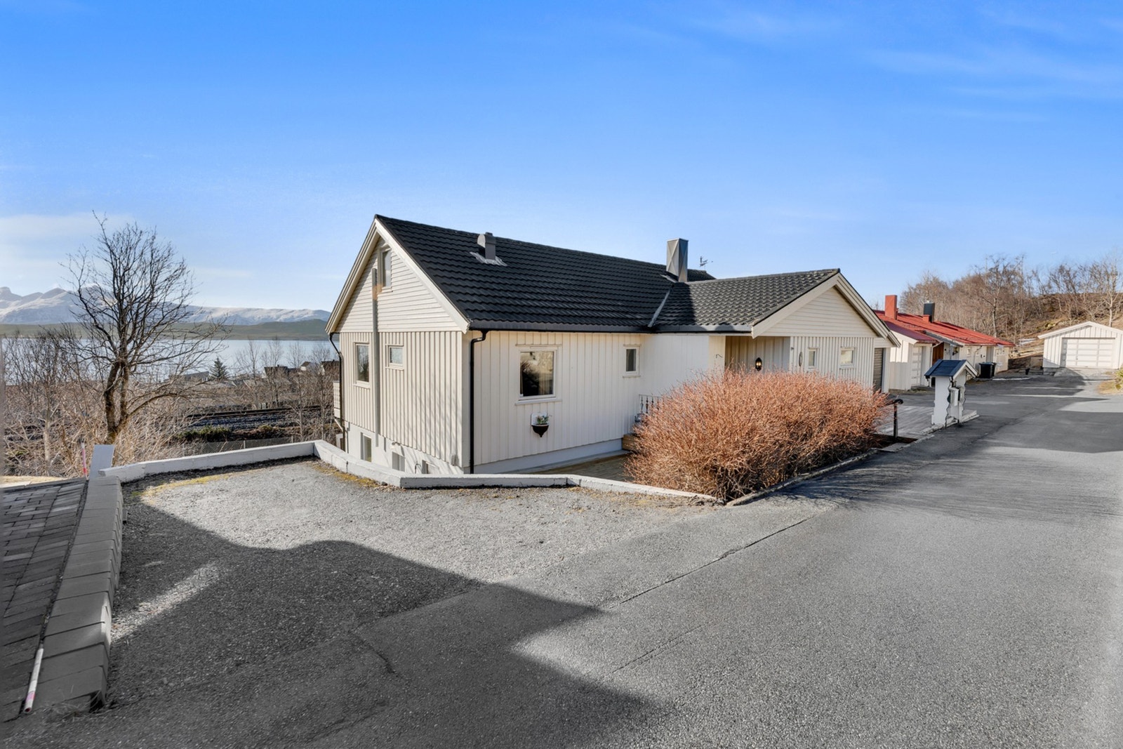 Velkommen til Carl Schøyens vei 11 - En meget romslig og innholdsrik enebolig Galleribilde