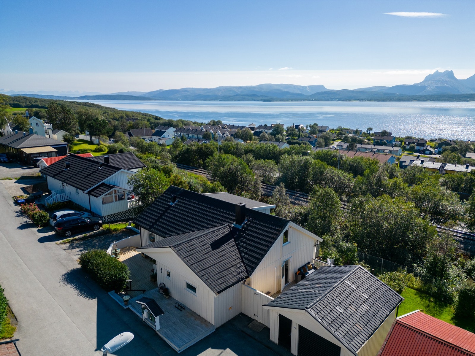 Boligen har romslig adkomstparti med gode parkeringsmunligheter - Her er det totalt plass til 4 biler + 1 i garasje Galleribilde