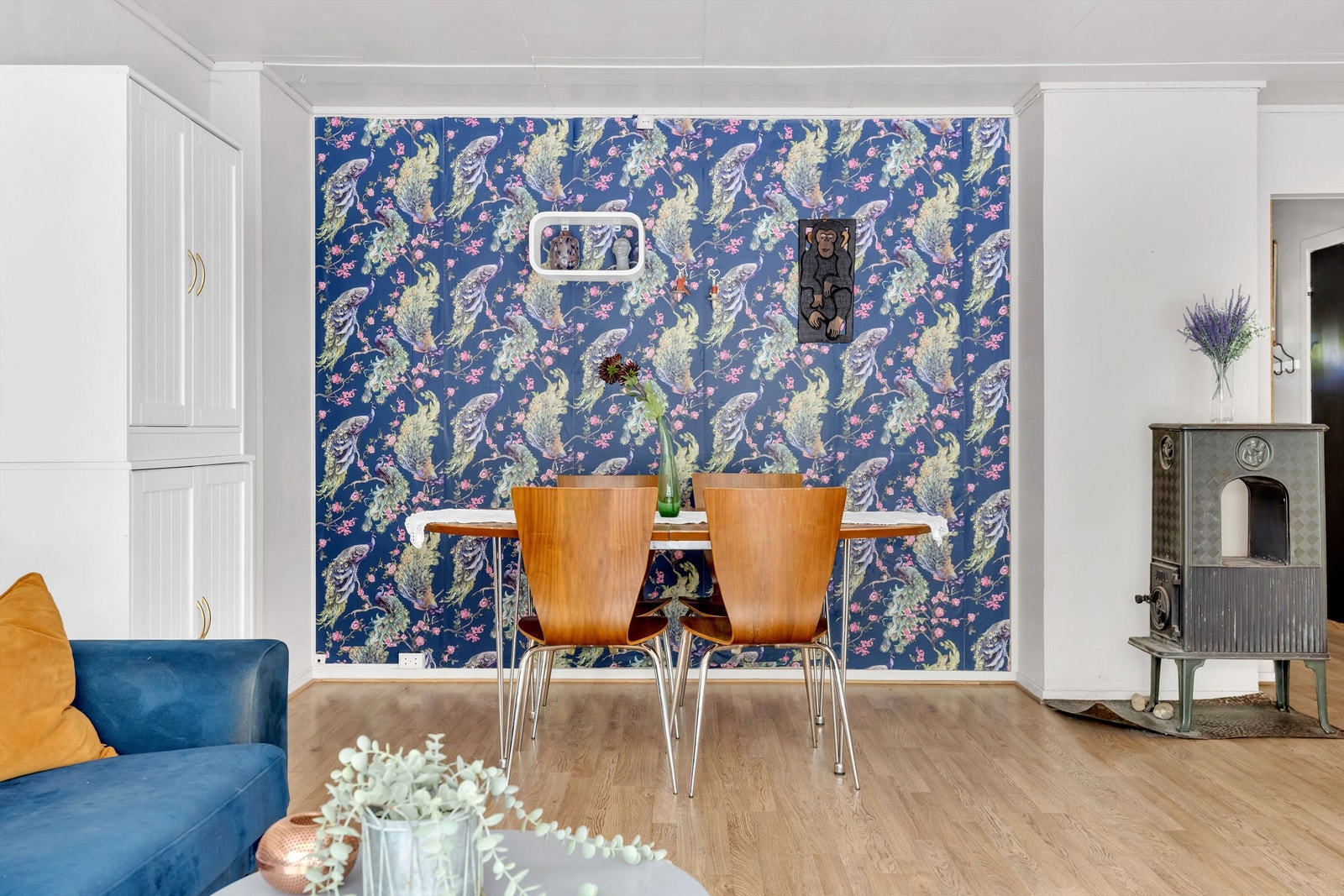 Det er fin plass til både sofagruppe og spisebord Galleribilde