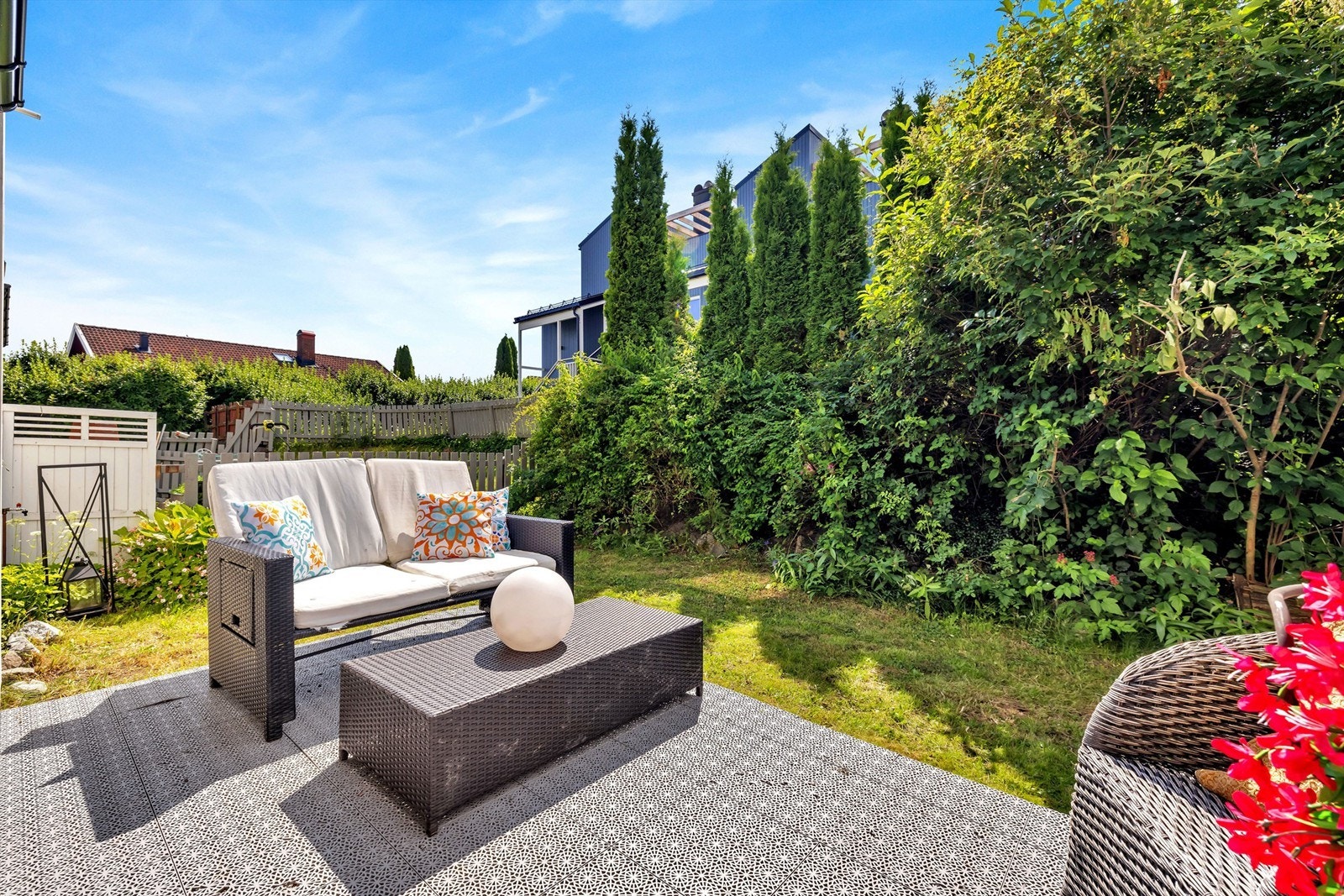 Terrassen vender mot syd og har en frodig hage som oppleves skjermet Galleribilde