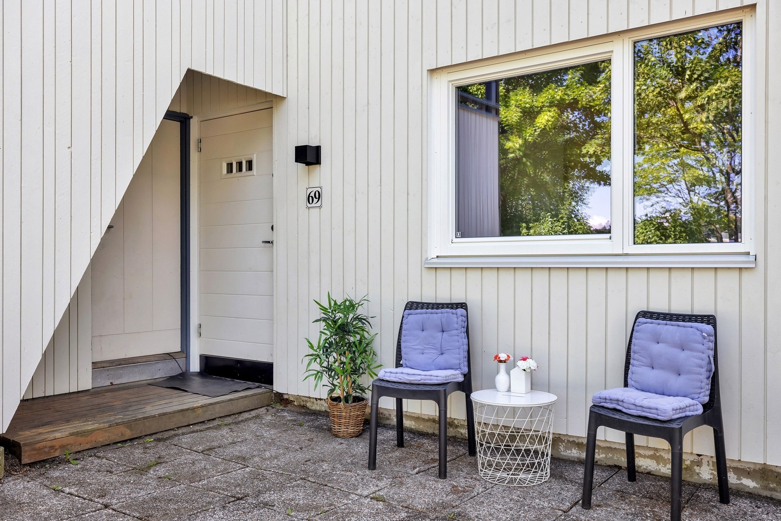 Adkomstterrasse med stenheller og tilgang til utvendig bod. Galleribilde