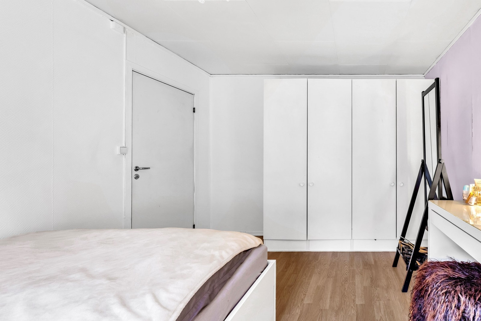 Rommene har laminat på gulv og malte/tapertserte veggflater. Galleribilde