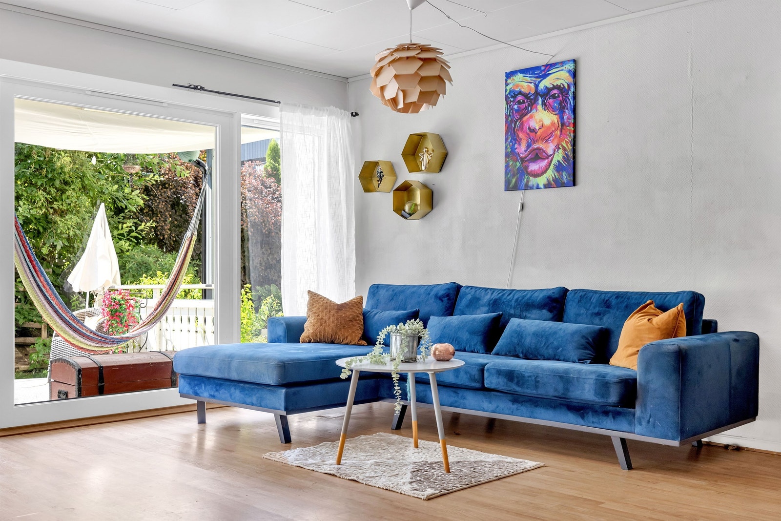 Lensmann Haaversens vei 69 er en spennende 3-roms leilighet beliggende i 1. etasje, med koselig adkomstterrasse med stenheller og herlig markterrasse og hage. Galleribilde