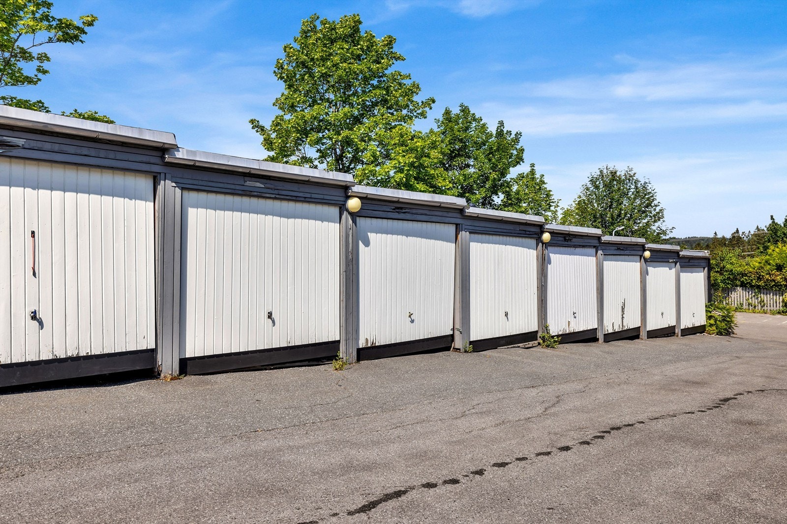 Eier disponerer en garasjeplass i felles garasjerekke. Ellers er det rikelig med gjesteparkeringsplasser. Galleribilde