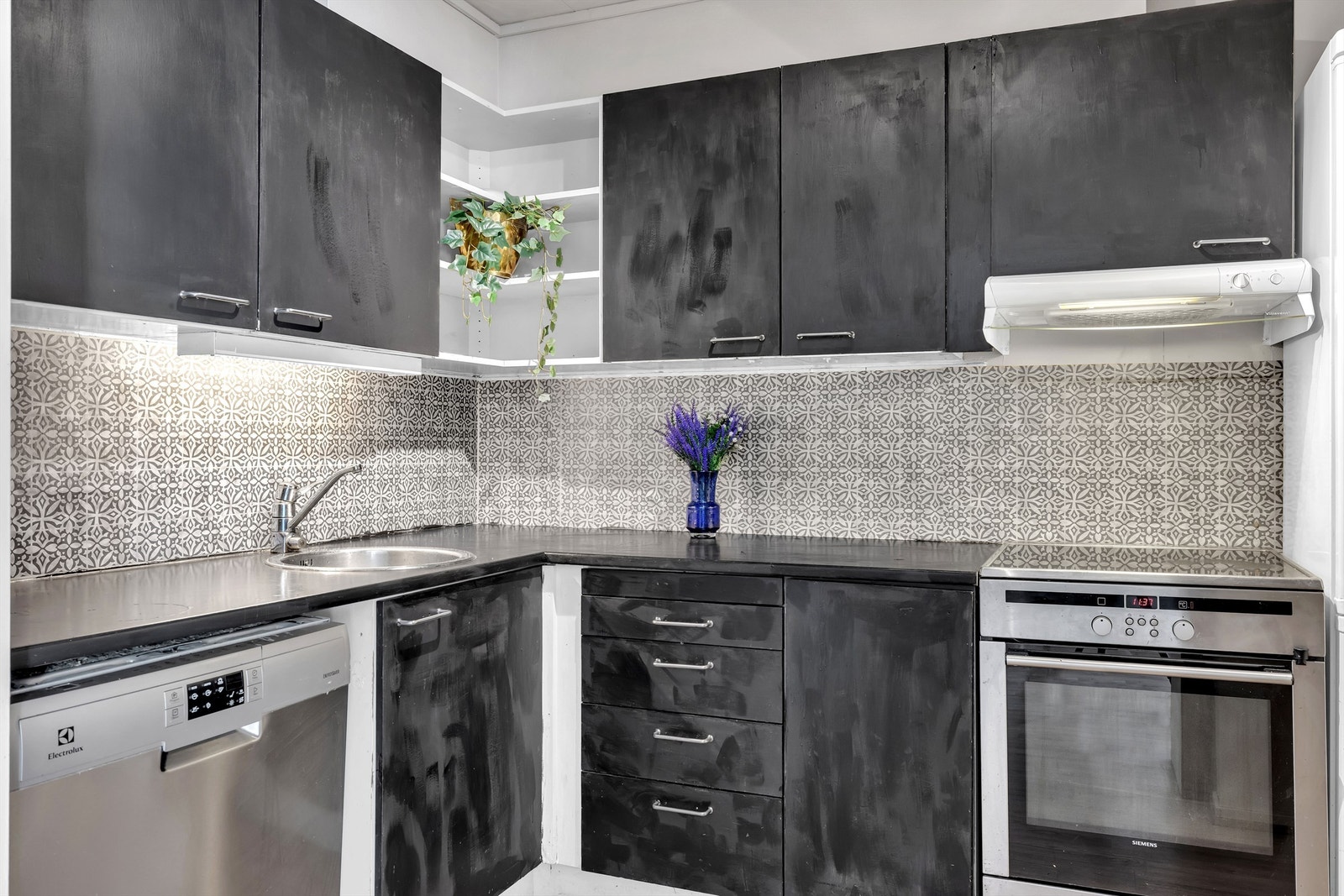 Veggene har tapetserte/malte flater, takessplater og ellers laminat på gulvet. Galleribilde