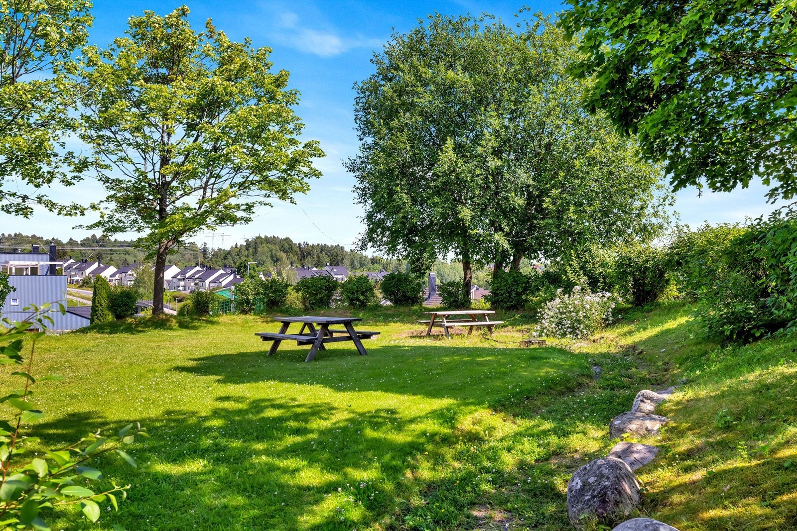 Borettslaget har flere koselige grøntområder med sittegrupper... Galleribilde