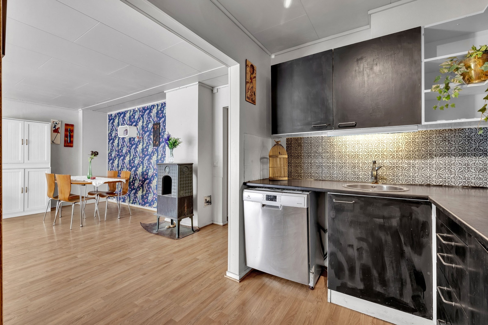 Boligen har eldre kjøkken som har moderniseringsbehov. Galleribilde