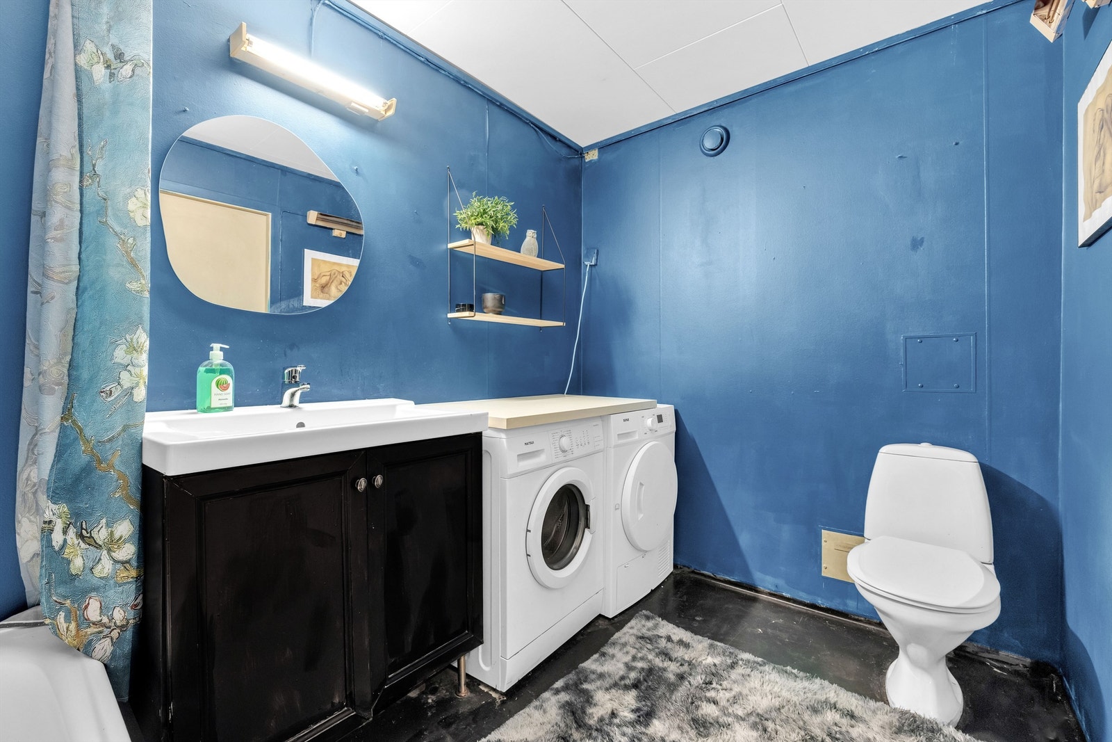 Eldre bad med oppussingsbehov. Badet har fått et lite "ansiktsløft" med vegger malt i nyere tid, samt nye takplater Galleribilde