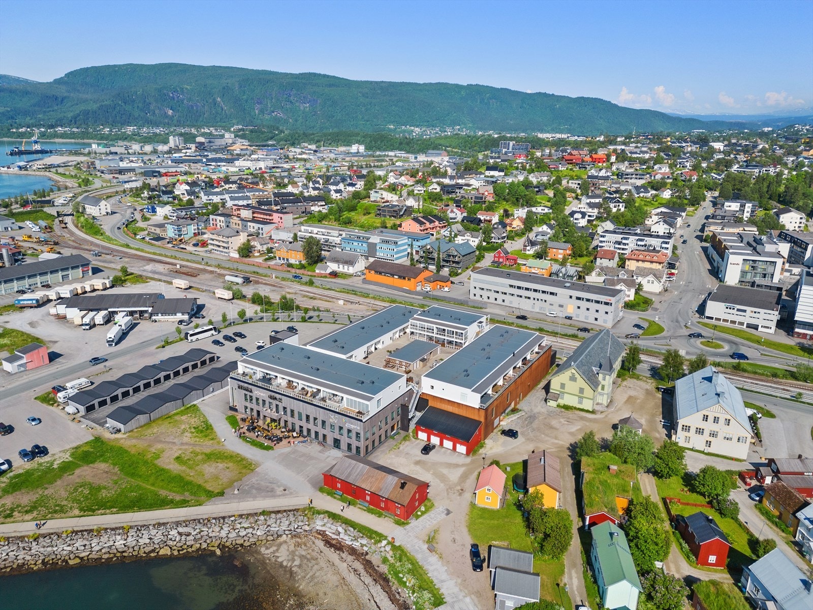 Her har man en svært innholdsrik leilighet med god planløsning, store terrasser, gode solforhold og med nærhet til alle sentrumsfasiliteter! Det må også frem at det er meget god takhøyde i leiligheten, på ca 2,7 meter Galleribilde
