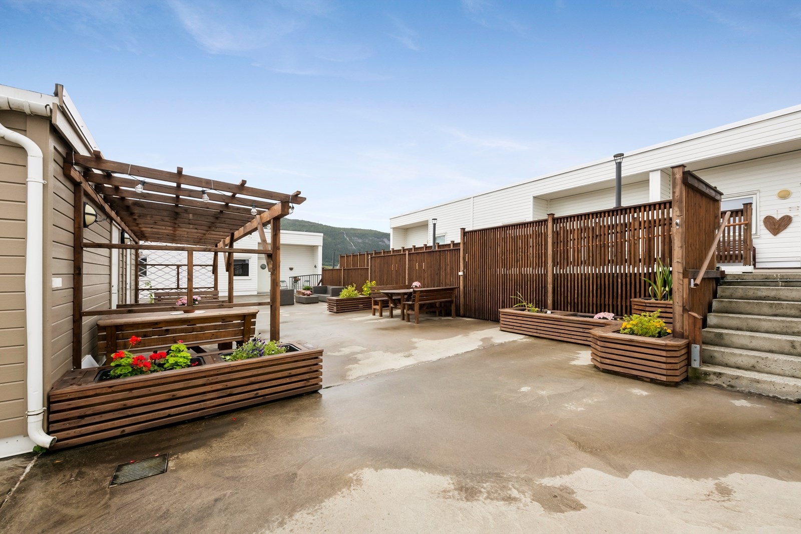 Pent opparbeidet felles takterrasse som varmes opp med fjernvarme. Galleribilde