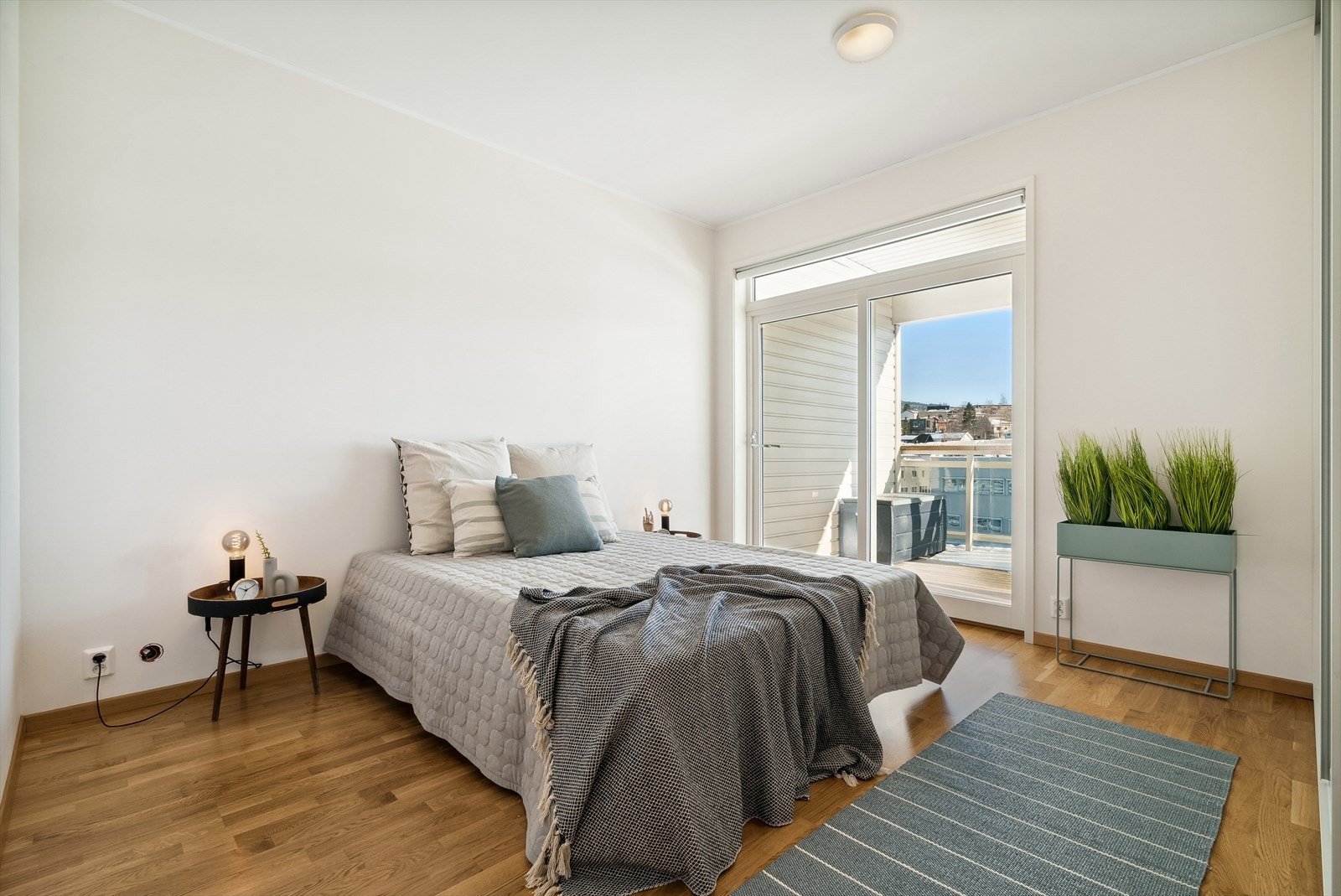 Rommene er av god størrelse og er utstyrt med garderobeskap/skyvedørsgarderobe. Galleribilde