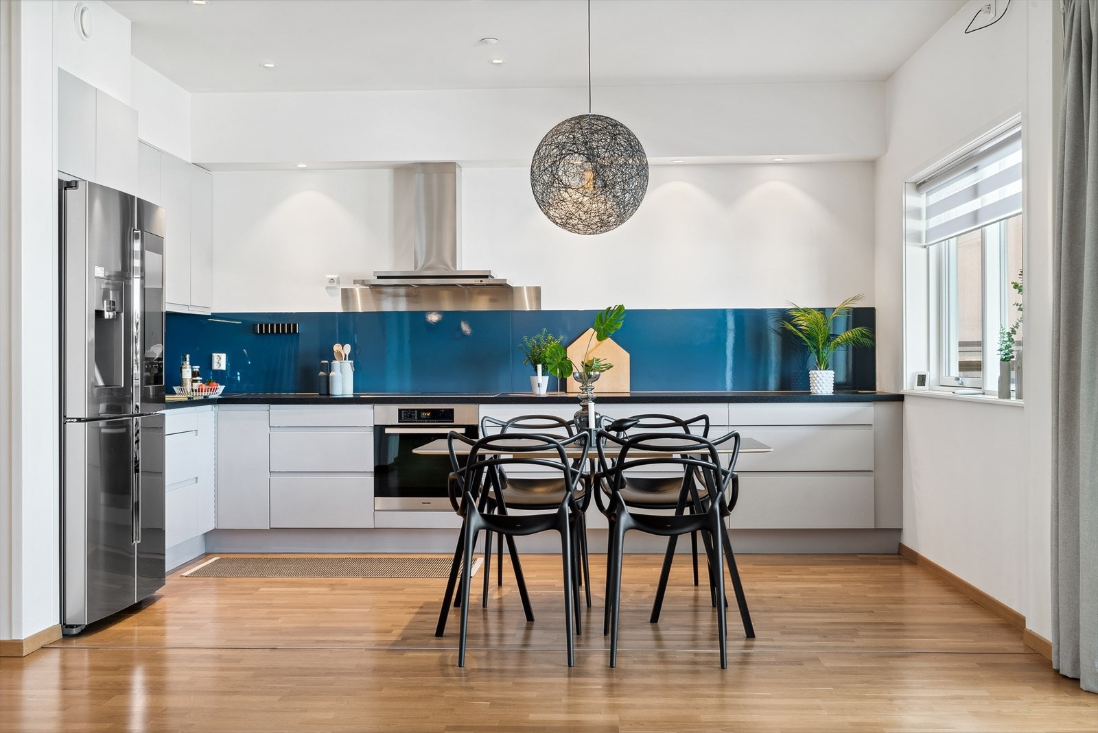 Kjøkkenet har pent innredning fra Sigdal med lys grå slette fronter. Galleribilde