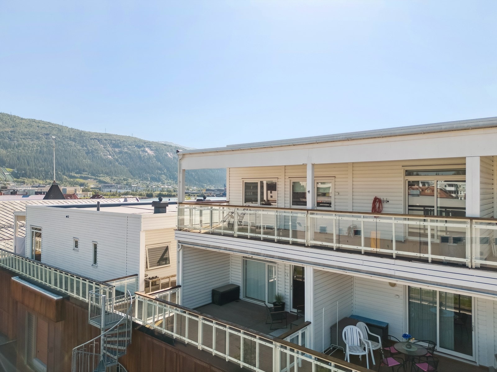 Leiligheten har 2 store terrasser, på hver sin side av leiligheten Galleribilde