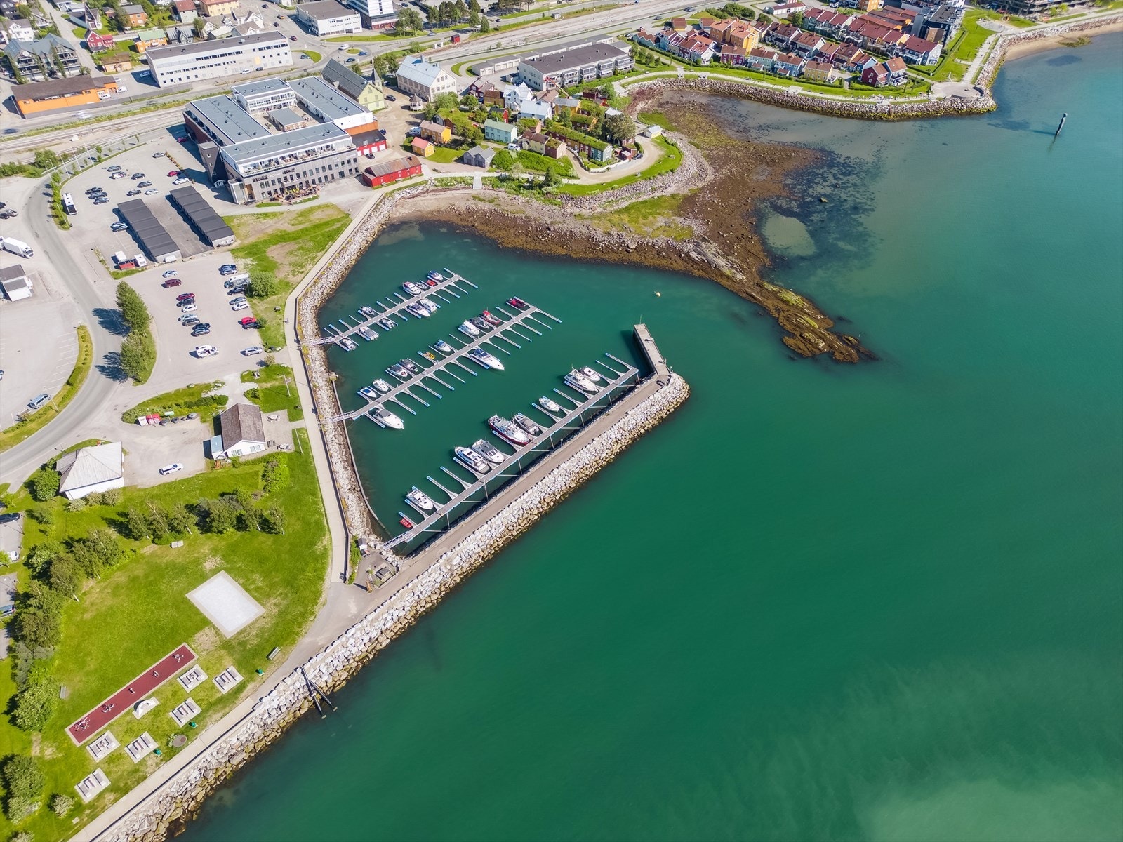 Leiligheten ligger med flott plassering på toppen av Vitensenteret på Midtre Felt. Like rundt hjørnet har man den populære strandpromenaden og småbåthavn. Fra leiligheten er det en kort spasertur på ca 10 min via undergang til alle sentrumsfasiliteter. Galleribilde