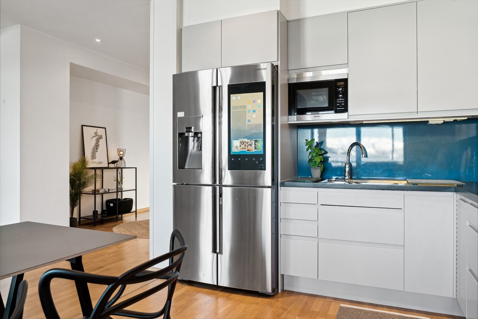 Kjøleskapet har vann- og isbitmaskin samt White Board-app, bildefremvisning, handleliste med mye mer. Galleribilde