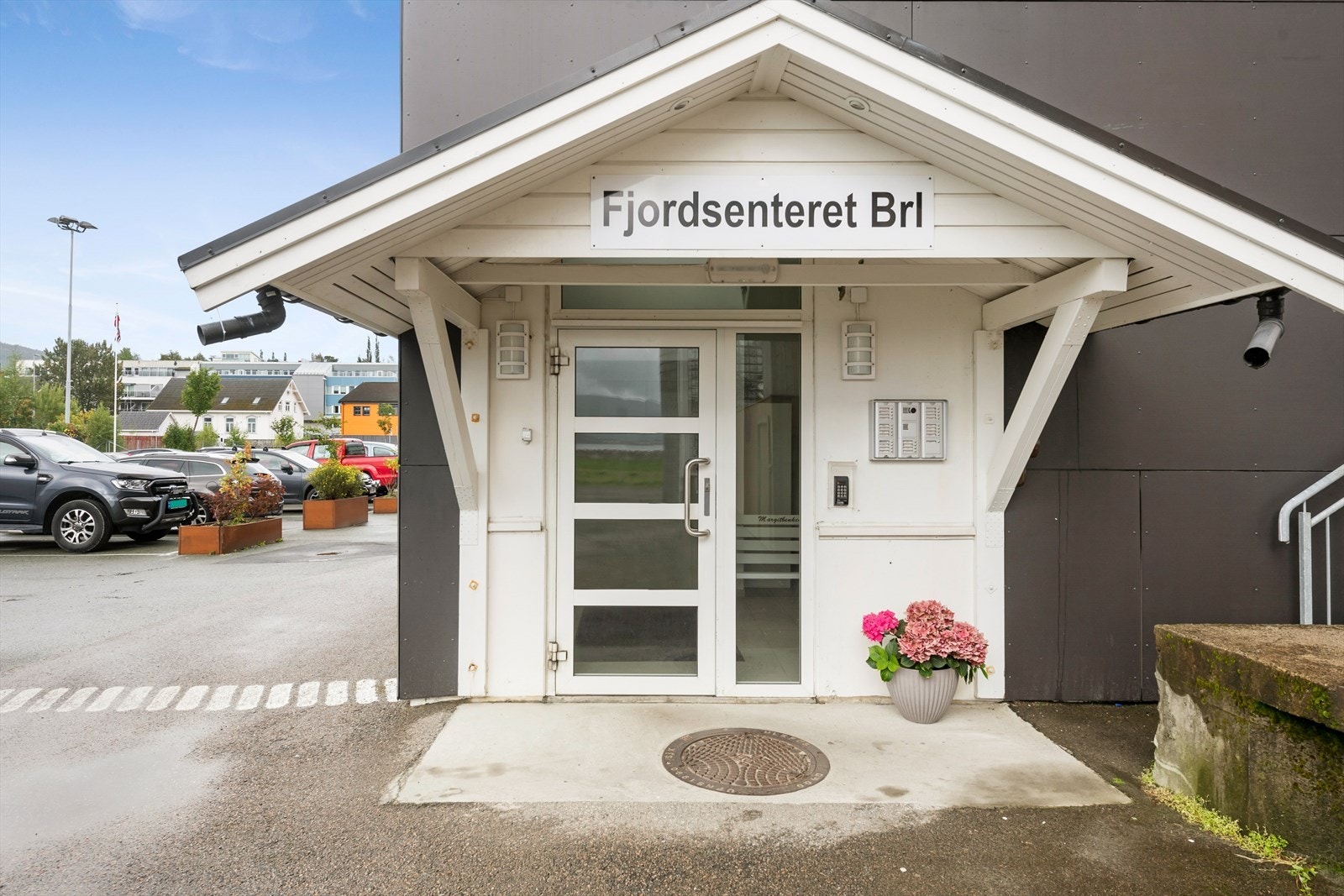 Fra felles inngangsparti er det både heis og trapper opp til leiligheten og felles takterrasse. Galleribilde