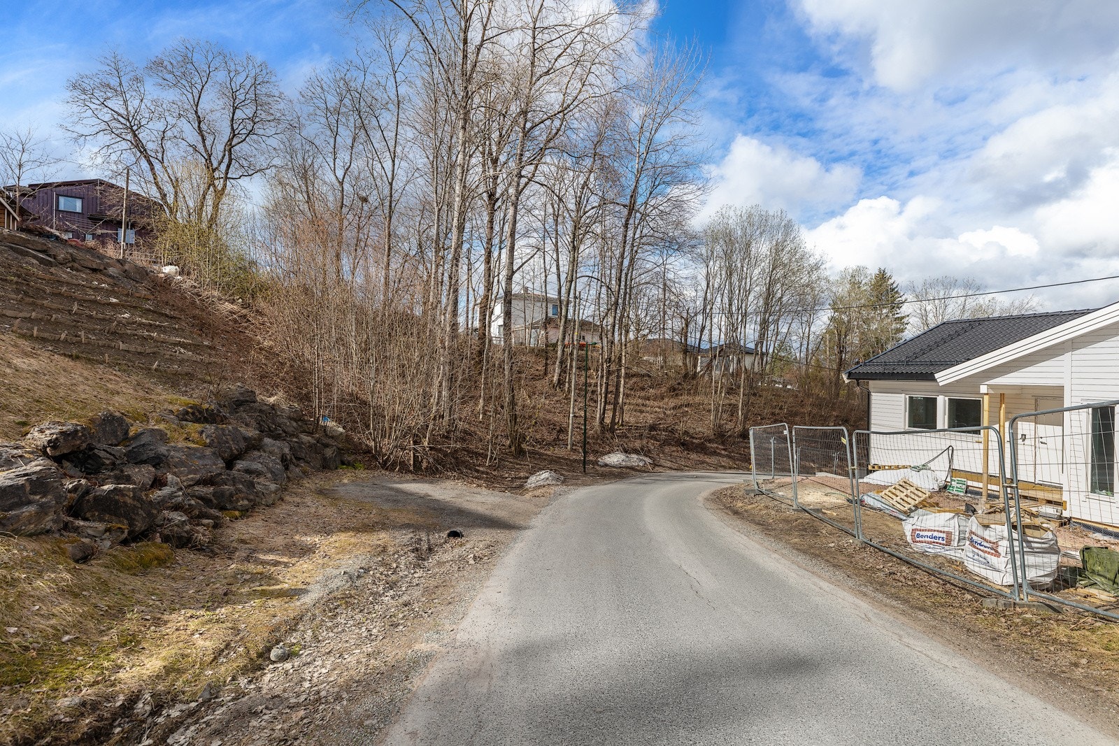 Heggumbakken mot tomten Galleribilde