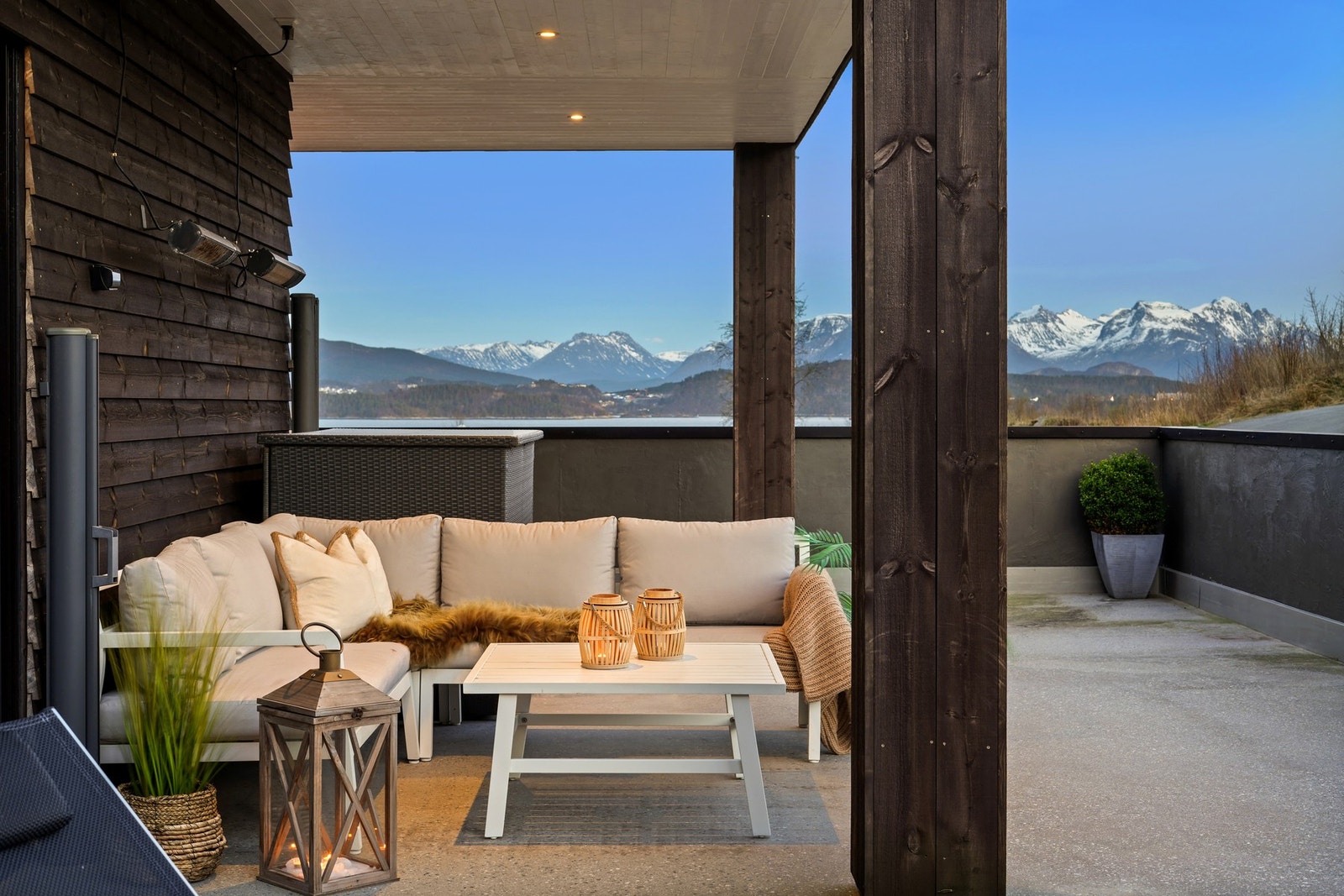 Der er montert levegger ved alle sittesonene. Galleribilde