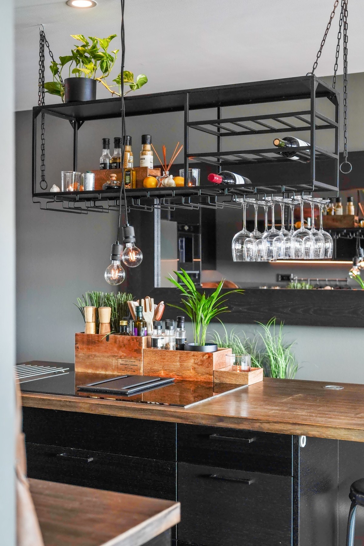 Kjøkkenøya har induksjon platetopp med integrert ventilator. Legg merke til skap/skuffene og elsøylen Galleribilde