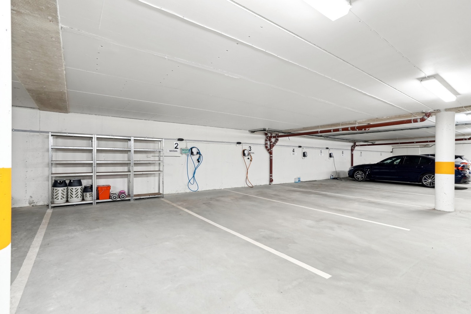 Det tilhører 3 romslige parkeringsplasser. Innkjørsel i front av blokken. Heis og trapp i fellesareal Galleribilde