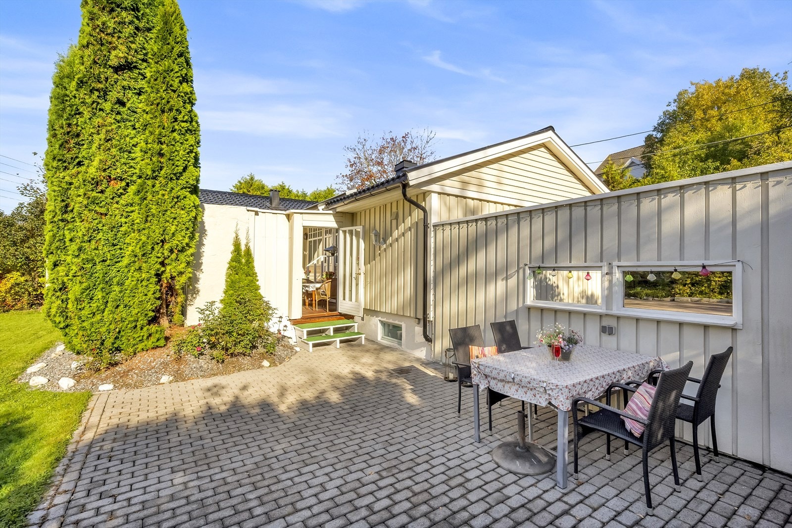 Perfekt familiebolig over to plan med store uteplasser. Galleribilde