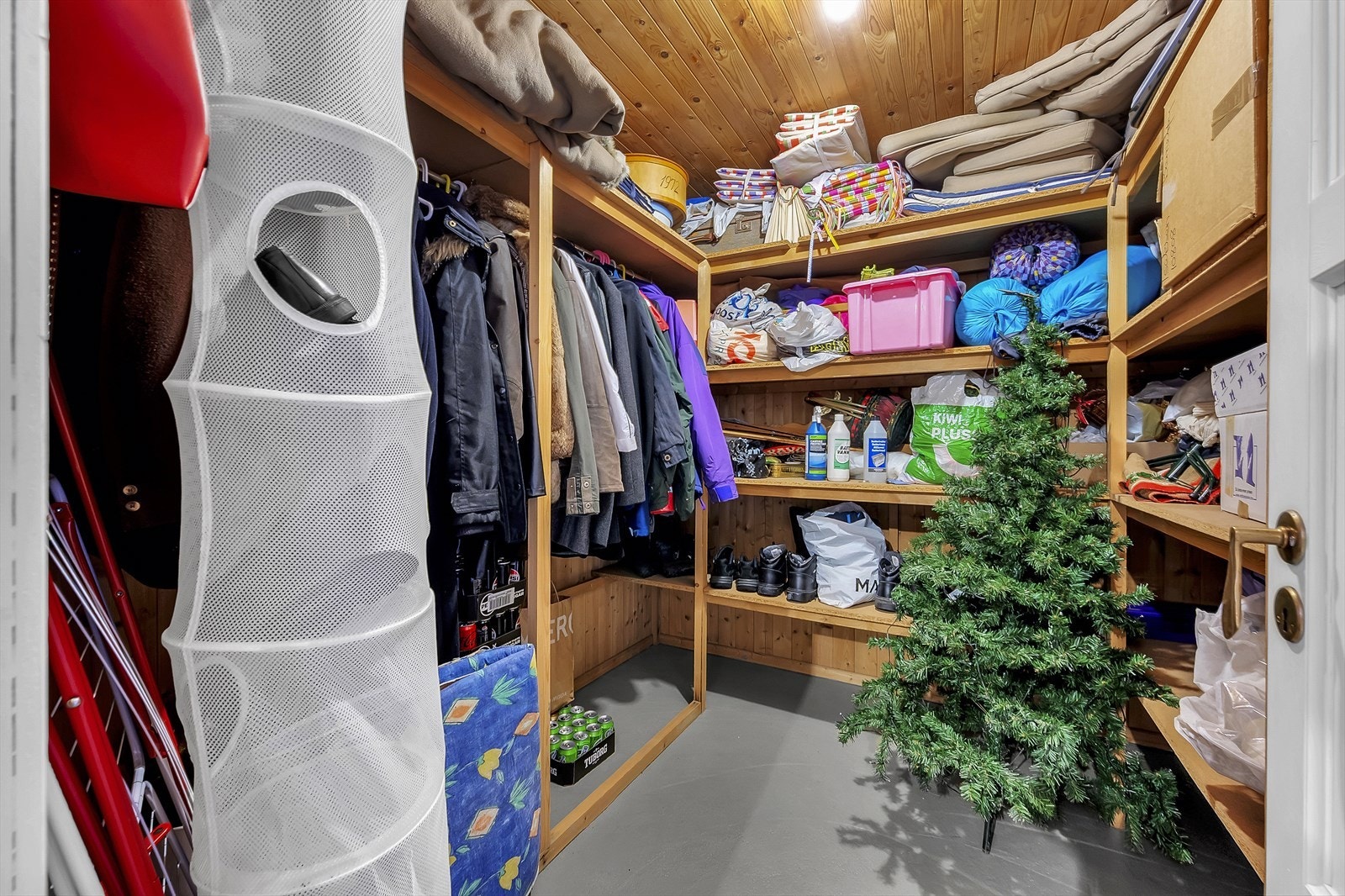 Kjelleretasje består av 3 boder, trimrom, vaskerom, bad og kjellerstue. Galleribilde