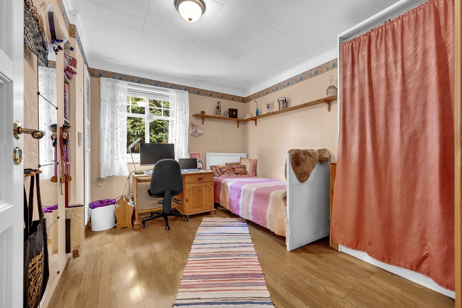 Soverom III med mye lysinnslipp og flere bruksmuligheter. Rommet passer ypperlig som gjesterom, kontor eller barnerom. Galleribilde