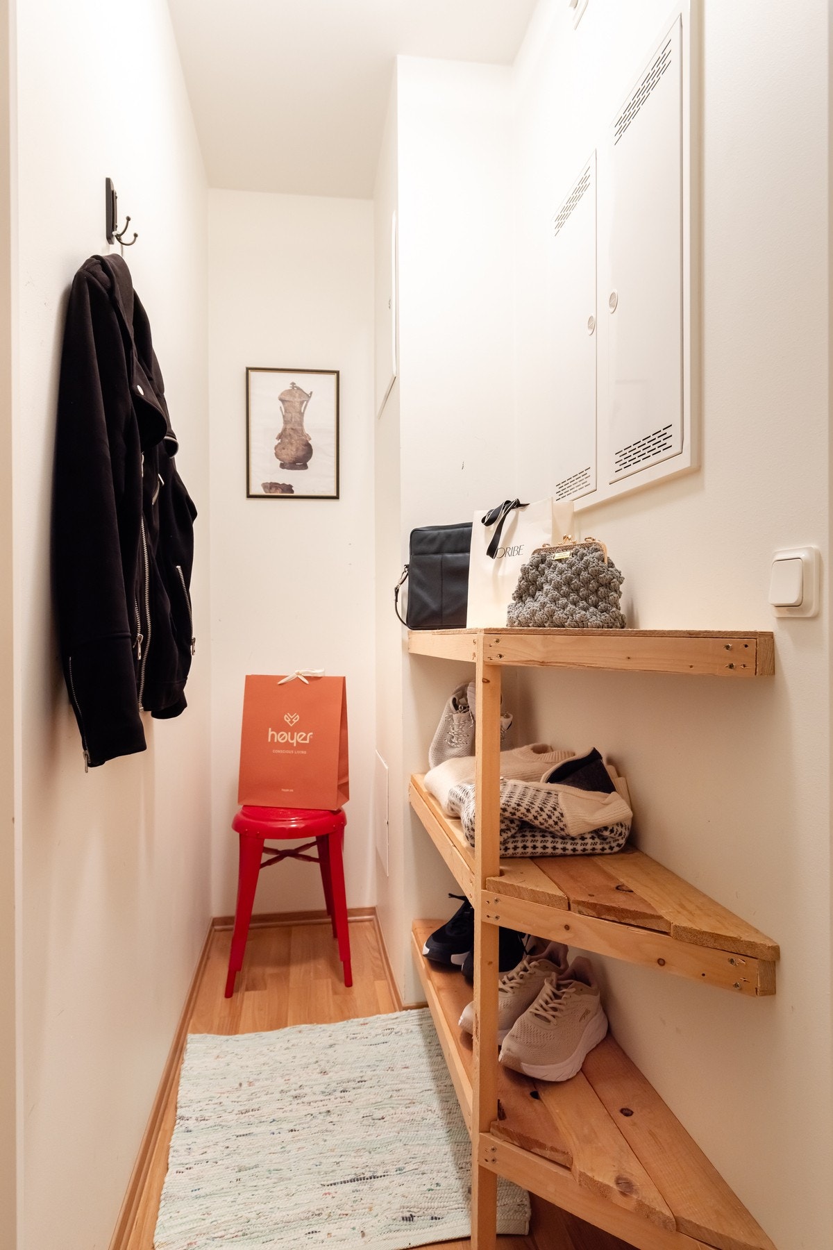 I tilknytning til rommet er det en praktisk innvendig bod på 2 kvm. Perfekt for oppbevaring av støvsuger, vaskeartikler og annet. Galleribilde