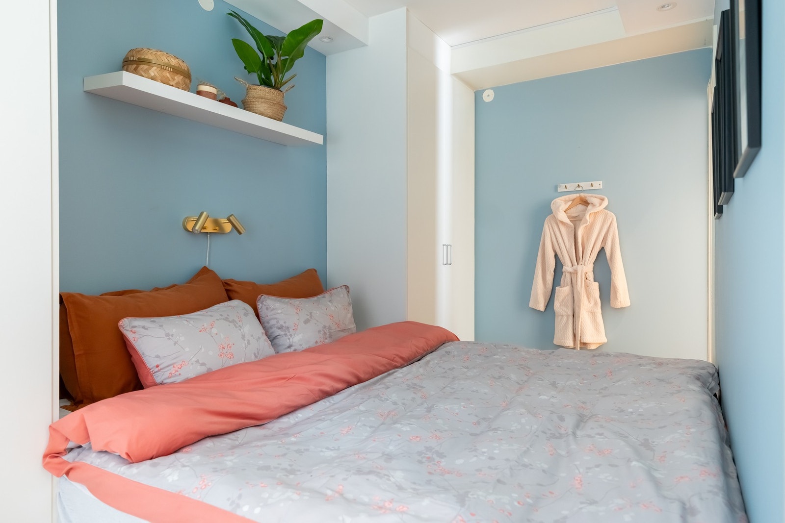 Garderobeskap på hver sin side av sengen gir godt med oppbevaringsplass og blir stående. Galleribilde