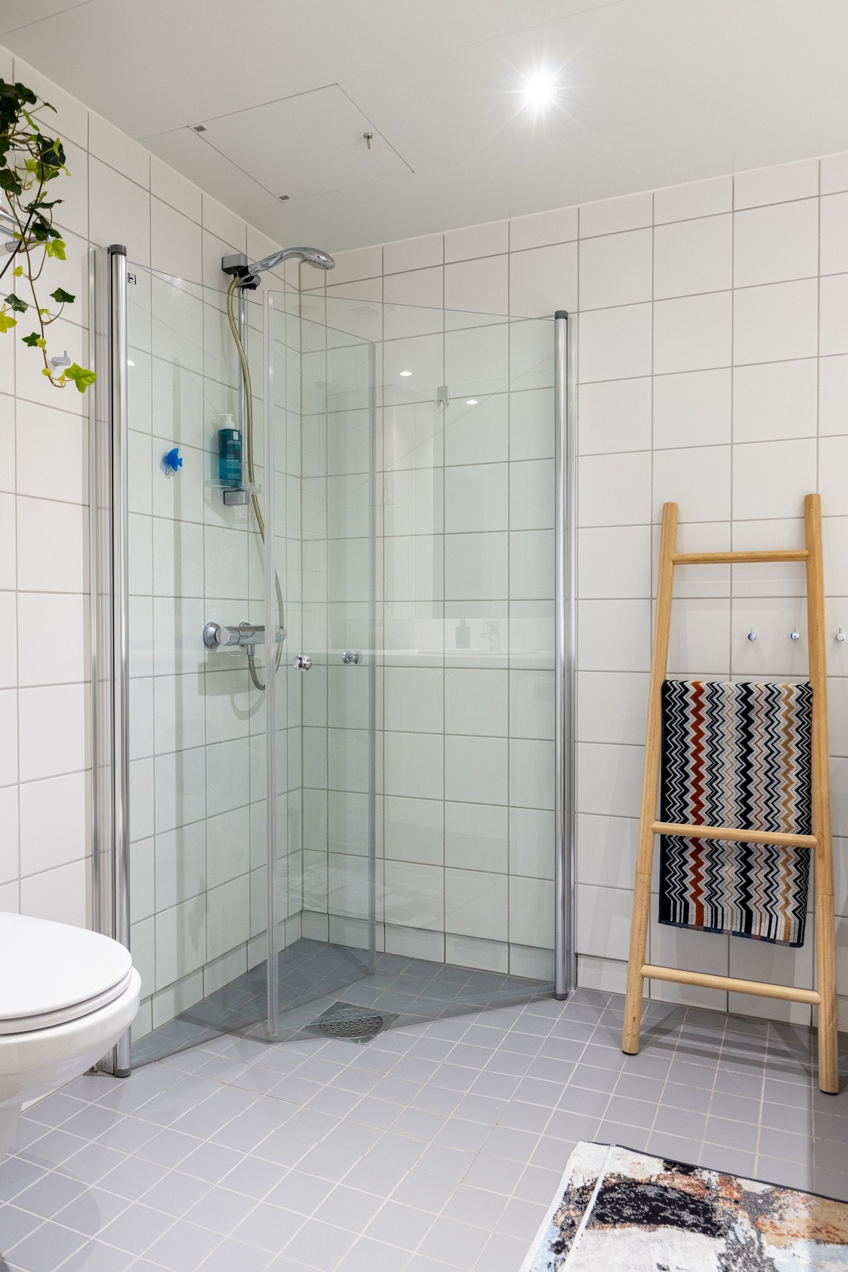 Videre er det vegghengt toalett og dusjhjørne med svingbare glassdører som frigjør plass på gulvet. Galleribilde