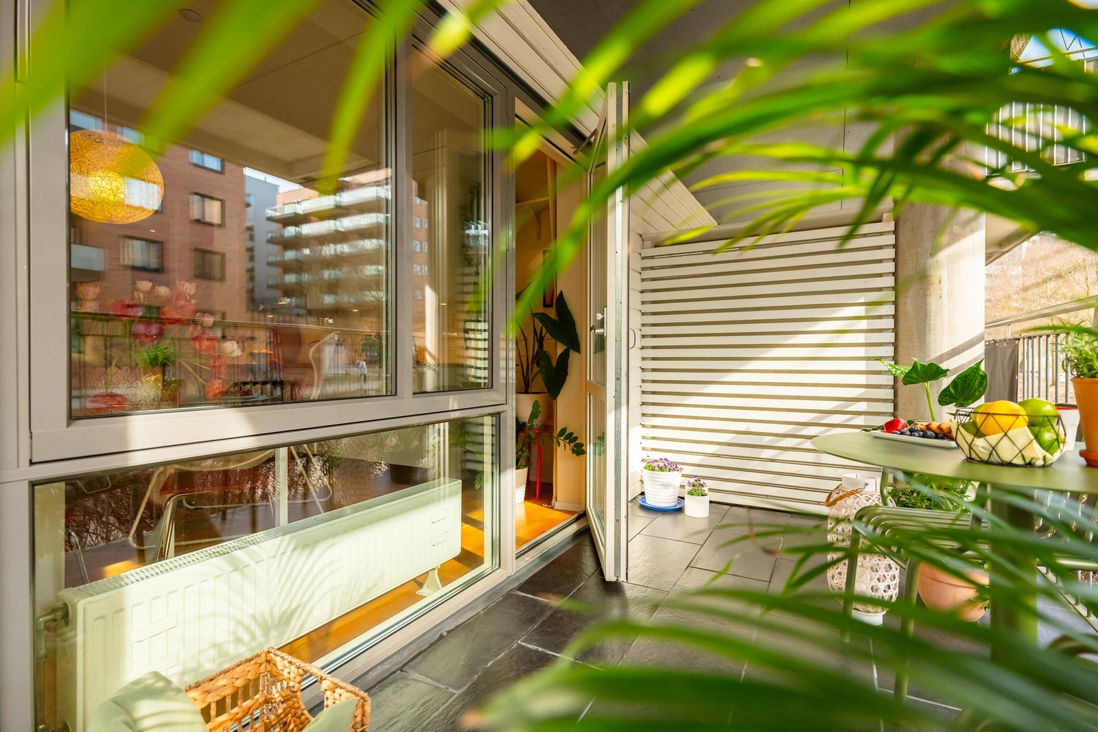 Dette er en lys og pen 2-roms hjørneleilighet fra 2008 beliggende i et attraktivt boligområde. Galleribilde