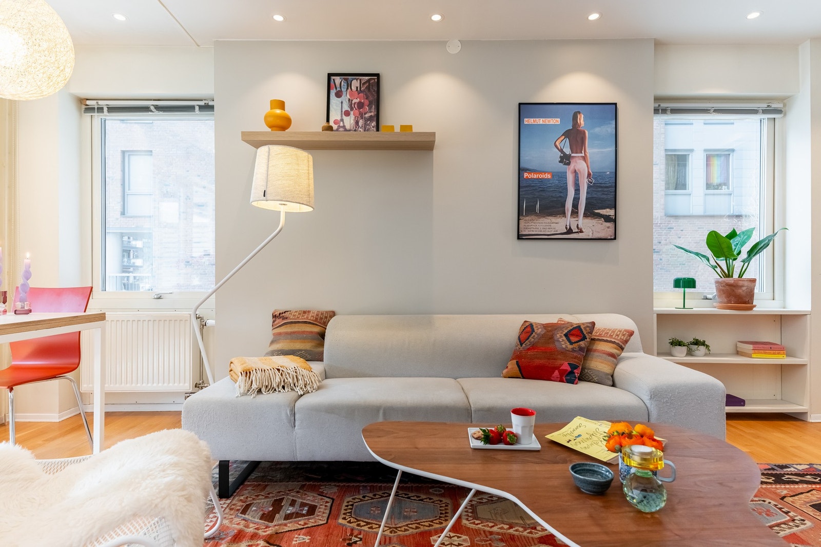 Overflatene er malt i lyse fargevalg, det er downlights i himling og på gulvet er det parkett. Galleribilde