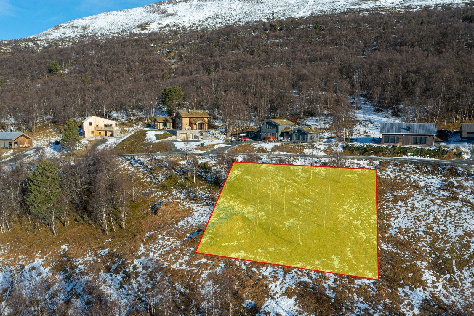 Eiendommen ligger på vei opp mot Skarvannet ca 10-12 min kjøring til Oppdal sentrum. Galleribilde