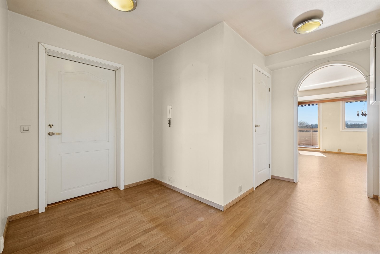 Gang med callinganlegg. Det er en praktisk innebod med god lagerplass. Galleribilde