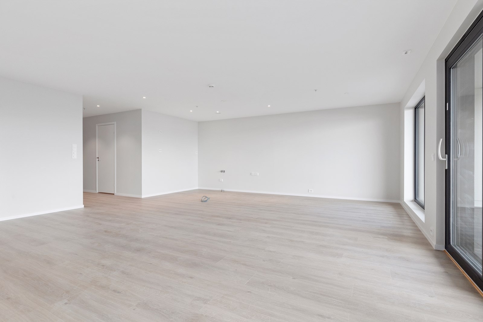 Stue/kjøkken - Klargjort for montering av kjøkkeninnredning. Galleribilde