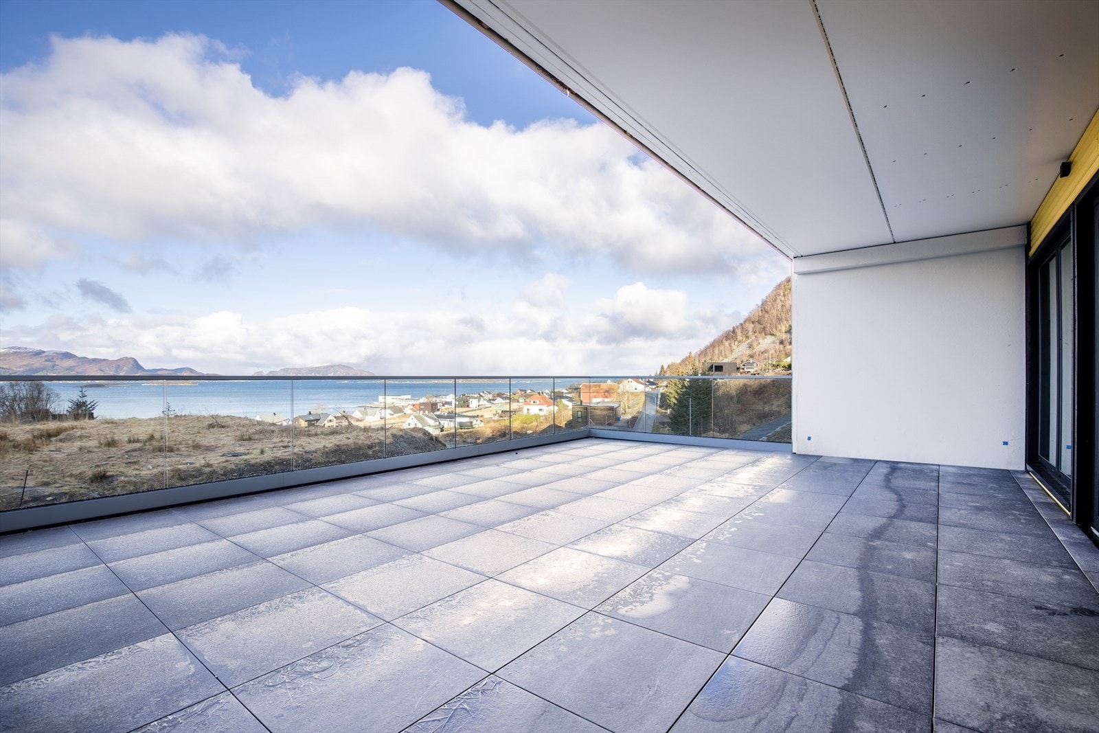 Leiligheten har en stor terrasse på 45 m2 med rekkverk i glass, gode solforhold og flott utsikt over havet. Galleribilde